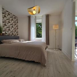 Charmant appartement chambre, cuisine et salle de bain avec balcon sur Jardin Massey, hotelli kohteessa Tarbes