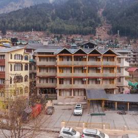 Hill River Resort By West Western -Property of the Year 2024-25 - Central Heated & Air Cooled, Near Mall Road، فندق في مانالي