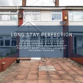 Free Driveway Parking 3 Double Bedroom House, Ideal for long term contractor, etc stays, 4 miles 11 mins drive to Nissan, 20 mins drive to Sunderland Newcastle, Fast WIFI - see Dwellcome Home Ltd site for assurance, hotel in Jarrow