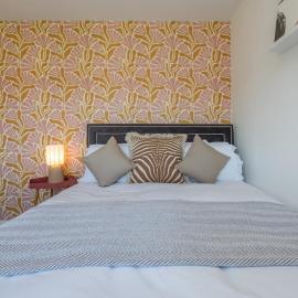 #30 Cozy & Stylish Studio Retreat - Near Odds Farm Park - Sleeps 2 - Perfect for business travelers and Couples - Free parking, hotel i Bourne End