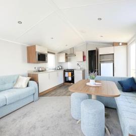 Ocean Breeze-Haven Perran Sands Holiday Park, hotel in Perranporth