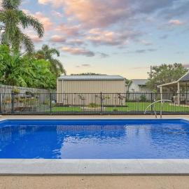 Family Home With Pool In Mount Louisa, Hotel in Ross River