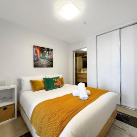 Ocean View Modern 2 bedroom with Parking in St Kilda, hotel a Melbourne