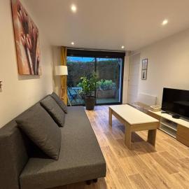 Appartement chez maison hôte rez de jardin, hotel em Charmeil