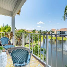 2BR Beach Getaway - Pool Gym Near Space Coast, hotell i Indialantic
