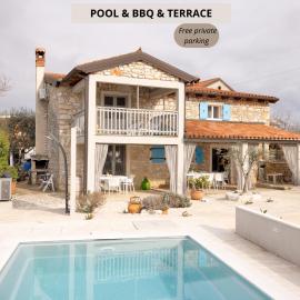 Casa San Julian - Istrian Stone Villa with Private Pool, hotel u gradu Buroli