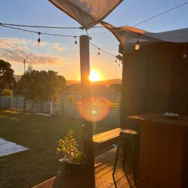 Sunsets on Harbour Kauri or Totara Cabin – hotel w mieście Matarangi