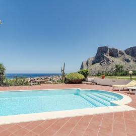 Pool & Panoramic Villa - 9 mins city center