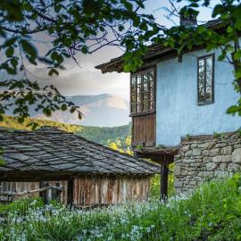 Authentic House with Stunning Mountain View - Karashka, hotell i Apriltsi