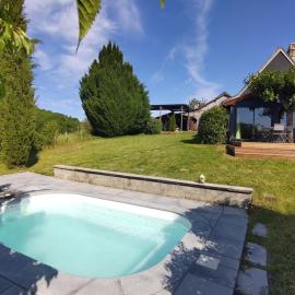 Maison en pierre avec piscine, hotel in Billac