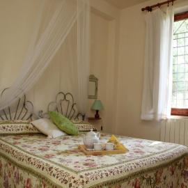 Farmhouse in Marsciano with vineyards olive groves