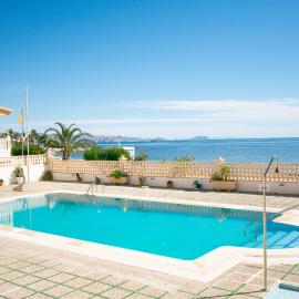 Apartamentos El Calón Playa、クエバス・デル・アルマンソーラのホテル