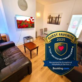 2 Bedroom House Perfect for Family Work Stays Easy Access to Manchester Oldham