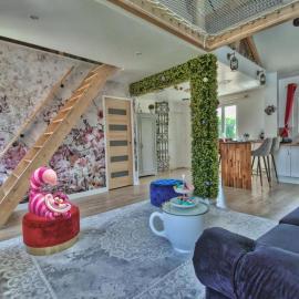 Alice aux pays des merveilles, hotell sihtkohas Maintenon