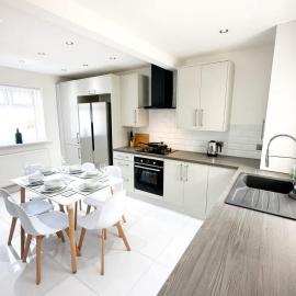 Malvern House by Blue Skies Stays