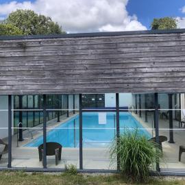 Proche Lorient Maison - Piscine- Golf, hotel en Quéven
