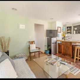 2 bedroom Garden Apt Pets welcome, hotel in Kingston