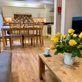 Acorn Lodge for Six with Hot Tub - Devon