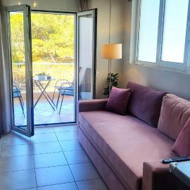 Spacious Modern apartment, khách sạn ở Palaiá Fókaia