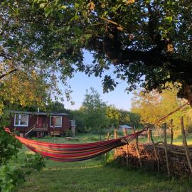 Wilde Möhre Bauwagen Sommerküche Draussen Abenteuer, hotel Wallmow városában