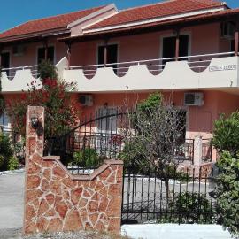 Kokkinos Apartments, hotell i Arillas