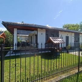 Casa Blanca Apartman II, hotel in Balatonfenyves