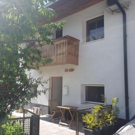 ALPINE VILLAGE APARTMENT with a private terrace, garden, and parking - at a walking distance from LAKE BLED, hotel in Bohinjska Bela