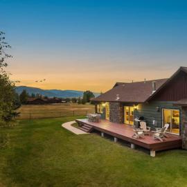 Family Fun Fireplace & Huge Deck