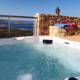 Stone Art Villa Hot Tub & Kastro، فندق في Foútia