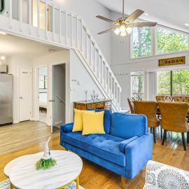 Viesnīca Poconos Family Home w/ Lake Access & Game Room pilsētā Tobyhanna