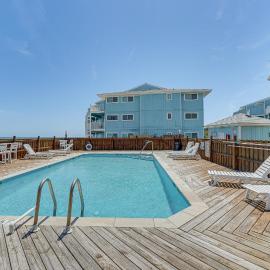 Sandy Oceanfront 2nd FL 1BR w/pool at The Riggings，庫魯海灘的飯店