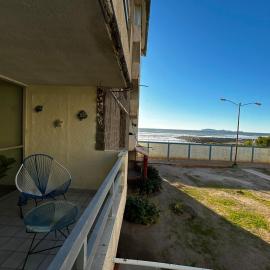 Beachfront Condo w Balcony & Parking, hotel in Rosarito Beach
