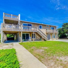 Steps to Beach: Bright Emerald Isle Retreat, hotel in Emerald Isle