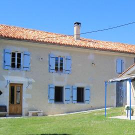 Gîte charentais avec cour privative, baby-équipement, télétravail, vélos, BBQ, animaux acceptés - FR-1-653-170, hotell i Chalais