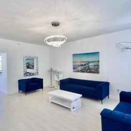 Sunny Townhome Near Ocean - Walk to Sand in 5 min! Free parking garage!, hotel a Hallandale Beach