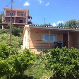 Takis & Eirini Family Apartments, Hotel in Perama