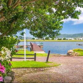 Knysna River Club Getaways - Luxury waterfront chalets、クニスナのホテル