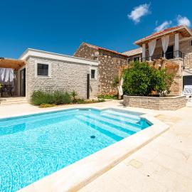 Apartment Varos with shared pool