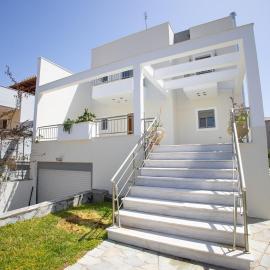The Calm House, hotel i Kineta