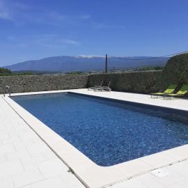 Petit gîte et Grande piscine, hotel em Blauvac
