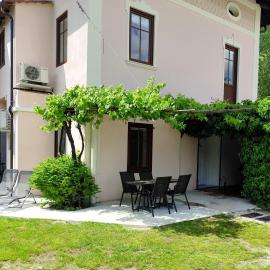 Apartment Zaklad Soče with hot tub and free parking โรงแรมในโบเว็ก