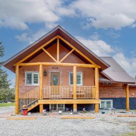 Deck w/ Hot Tub: Ashton 'Cozy Cub Cabin', hotel a Ashton