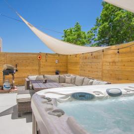 Cowboy Den-Private Hot Tub-Game Room-Pet Friendly-No Pet Fees!, hotel di Albuquerque