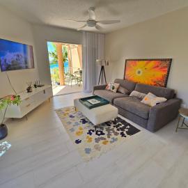 Specious 2 bedroom in Pelican Key near the beach, hotel u gradu Simpson Bay