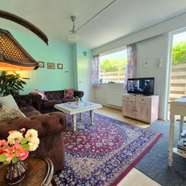 Bungalow Texel near beach and city centre, Hotel in De Koog