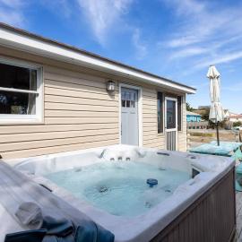 Hot Tub Walk to Beach and Dog Friendly, хотел в Кил Девил Хилс