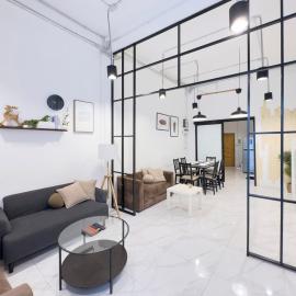 200m to Chinatown Yaowarat Entire 3-Floor Home 5 Bedrooms Characteristic old neighborhood Great for Groups