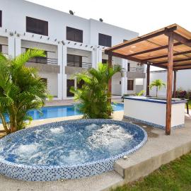Casa vacacional en Salinas con piscina y jacuzzi، فندق في ساليناس