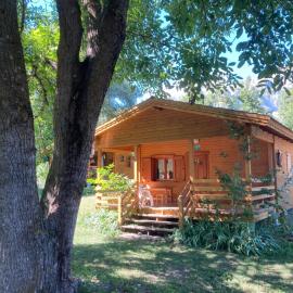 Camping, Hôtel De Plein Air Les Cariamas, hotel in Chateauroux-les-Alpes