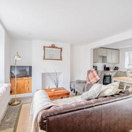 Cosy Cottage in Crewkerne Free on Street Parking, hotel in Crewkerne
